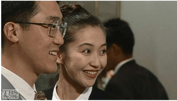ドラマ【誰にも言えない】主演の賀来千香子、佐野史郎2人が並んで笑みを浮かべている画像。第一話の一幕。