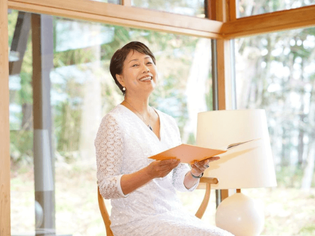 木村拓哉さんの母。
白い服を着て笑顔で絵本の朗読をしている。
木村方子さん
木村まさ子さん
木村悠方子さん
改名している。