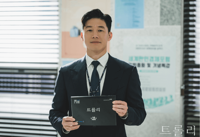 韓国ドラマ【車輪】でキム・ムヨルが演じるジュンドの主席補佐官チャン・ウジェの画像。