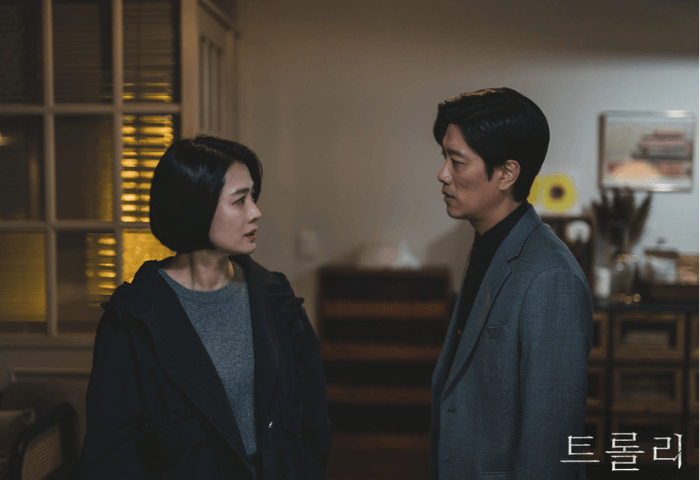 韓国ドラマ【車輪】でヘジュとジュンドが深刻に話しているシーンの画像
